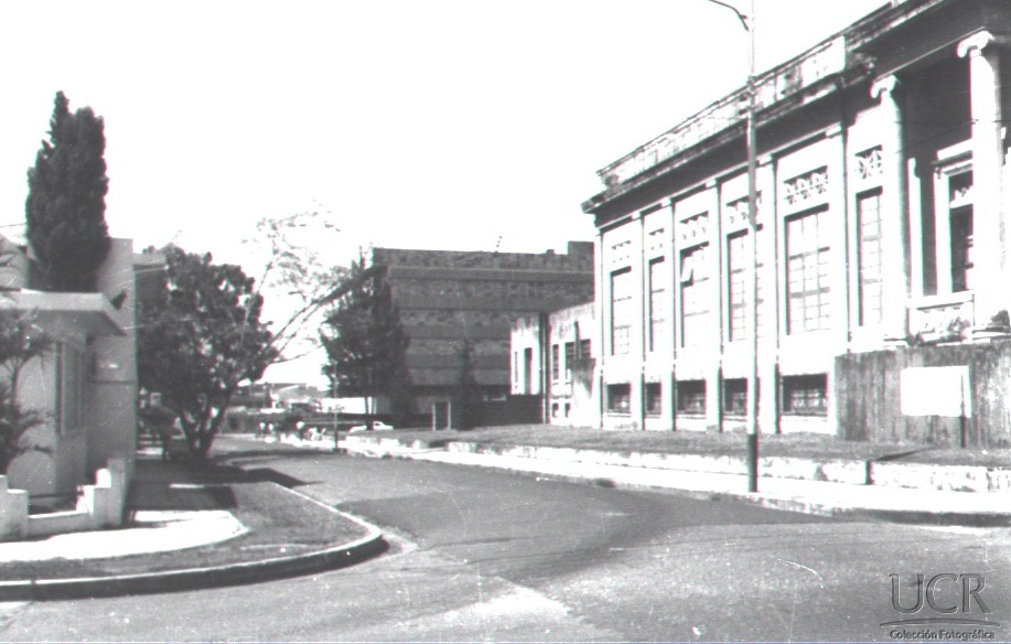 Universidad de Costa Rica en el Barrio González Lahmann, Edificio Central, Derecho. Aproximadamente de 1940 a 1959. Fototeca Universidad de Costa Rica, colección antigua, en custodia en el Archivo Universitario.
