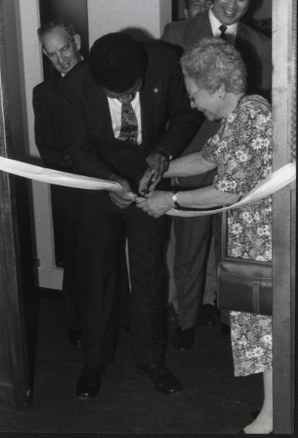 De izquierda a derecha al frente Sherman Thomas, atrás de él Orlando Bravo, Hilda Chen Apuy, atrás de ella Alfonso Salazar. Inauguración de la sala de exdirectores del Consejo Universitario. Fototeca Universidad de Costa Rica, en custodia en el Archivo Universitario.