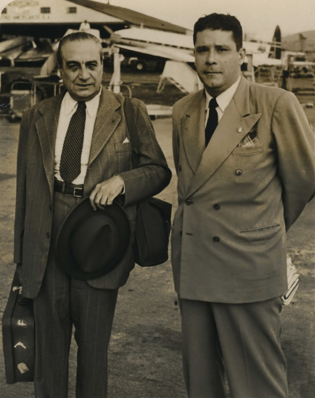 Fuente: Visita del jurista español Dr. Luis Jiménez de Asúa a la Universidad de Costa Rica, acompañado del señor Rector de la Universidad de Costa Rica Lic. Fernando Baudrit Solera. Fondo Fernando Baudrit Solera. Colección fotográfica donada por Doña María Eugenia Vargas, Viuda de Baudrit Solera. En custodia en el Archivo Universitario. Fuente: Visita del jurista español Dr. Luis Jiménez de Asúa a la Universidad de Costa Rica, acompañado del señor Rector de la Universidad de Costa Rica Lic. Fernando Baudrit Solera. Fondo Fernando Baudrit Solera. Colección fotográfica donada por Doña María Eugenia Vargas, Viuda de Baudrit Solera. En custodia en el Archivo Universitario.