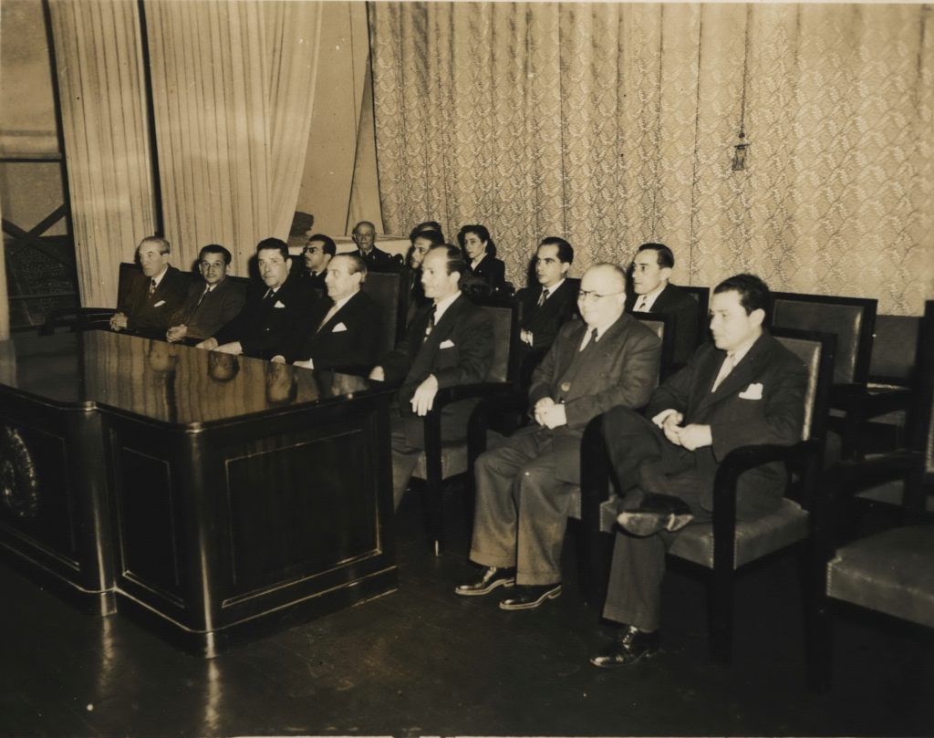 Fuente: Visita del jurista español Dr. Luis Jiménez de Asúa a la Universidad de Costa Rica.  Fondo Fernando Baudrit Solera. Colección fotográfica donada por Doña María Eugenia Vargas, Viuda de Baudrit Solera. En custodia en el Archivo Universitario.