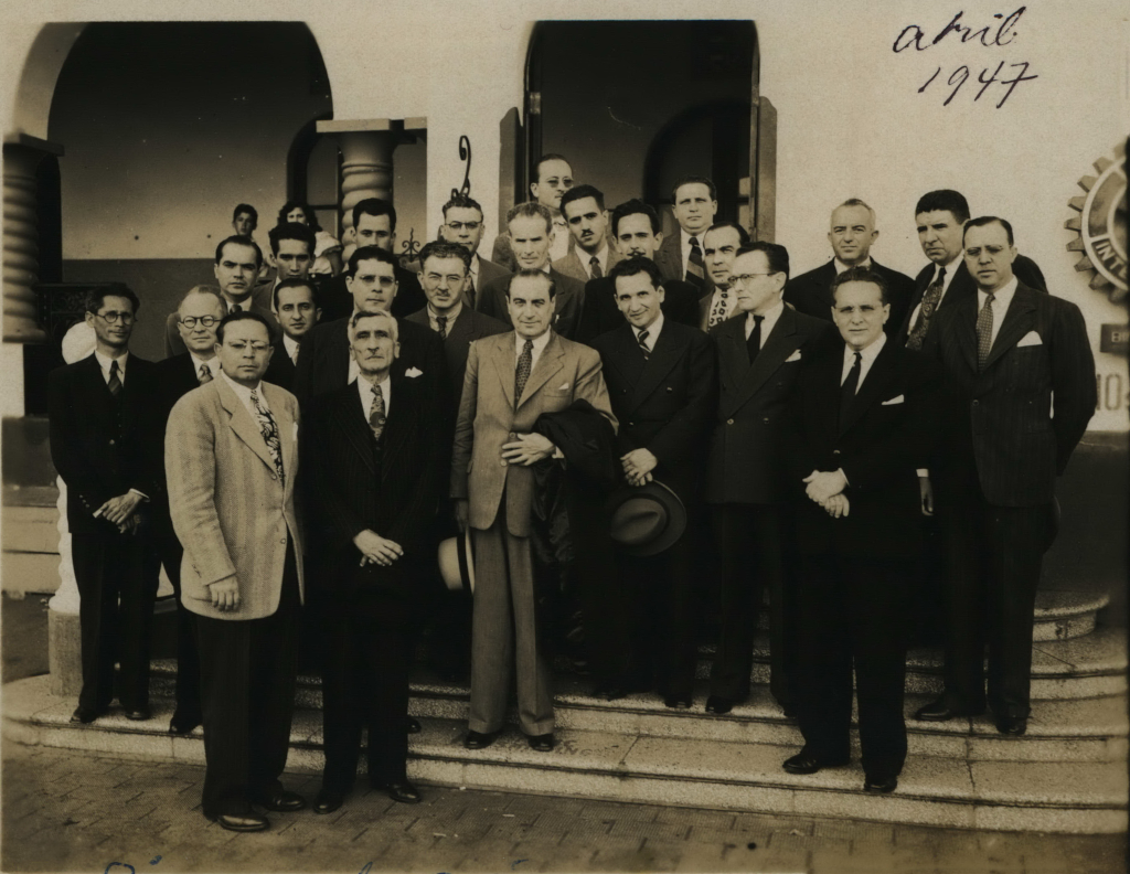 Fuente: Visita del jurista español Dr. Luis Jiménez de Asúa a la Universidad de Costa Rica.  Fondo Fernando Baudrit Solera. Colección fotográfica donada por Doña María Eugenia Vargas, Viuda de Baudrit Solera. En custodia en el Archivo Universitario.