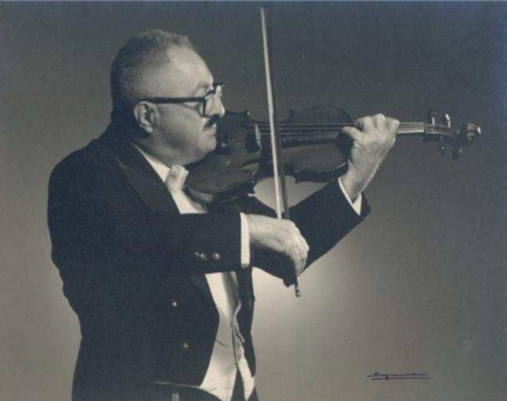 Fuente: Maestro Raúl Cabezas Duffner, violinista, sin fecha. Fotografía de Ana Isabel Cabezas Caggiano.