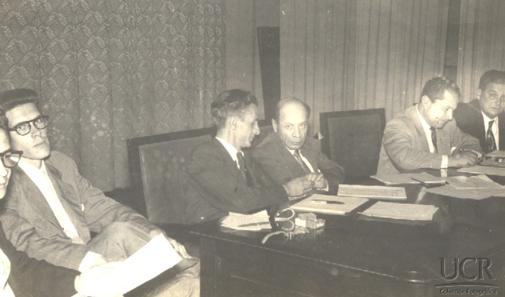 I Congreso Universitario. En la fotografía se observa, de izquierda a derecha: sin identificar; Sr. Raben, Representante estudiantil; Doctor Salvador Aguado; Sr. Abelardo Bonilla; Profesor Carlos Monge Alfaro; sin identificar. 1946.  	Fuente: Colección Fotográfica de la Universidad de Costa Rica, en custodia en el Archivo Universitario Rafael Obregón Loría.